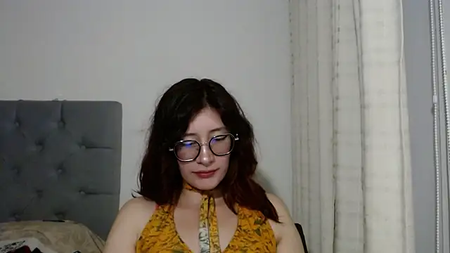 Snapshot of mariana124- chatting on 01-08-25, 10:27 mariana124- online show from 01-08-25, 10:27