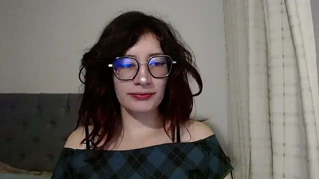 Snapshot of mariana124- chatting on 01-09-25, 08:11 mariana124- online show from 01-09-25, 08:11