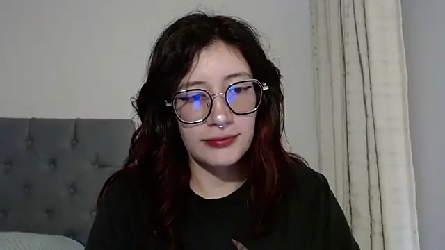 Snapshot of mariana124- chatting on 01-11-25, 04:14 mariana124- online show from 01-11-25, 04:14