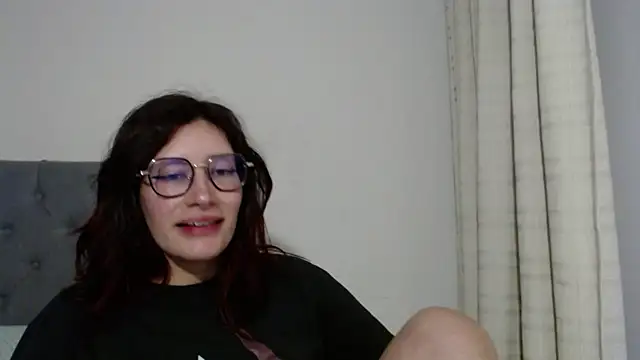 Snapshot of mariana124- chatting on 01-11-25, 07:16 mariana124- online show from 01-11-25, 07:16