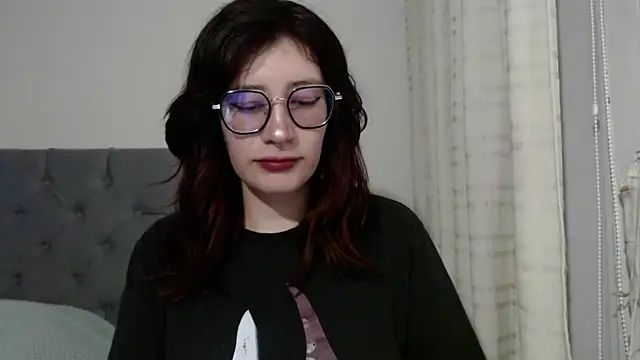 Snapshot of mariana124- chatting on 01-21-25, 07:17 mariana124- online show from 01-21-25, 07:17