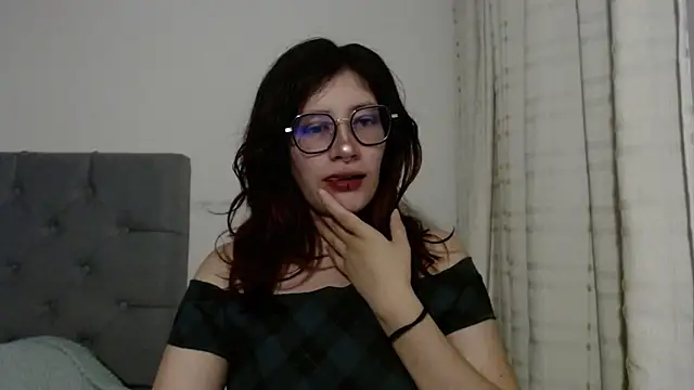 Snapshot of mariana124- chatting on 02-02-25, 03:10 mariana124- online show from 02-02-25, 03:10