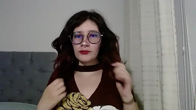 Snapshot of mariana124- chatting on 02-04-25, 07:33 mariana124- online show from 02-04-25, 07:33