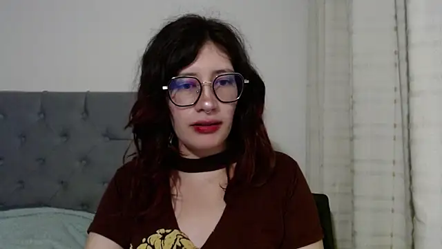 Snapshot of mariana124- chatting on 02-05-25, 01:37 mariana124- online show from 02-05-25, 01:37