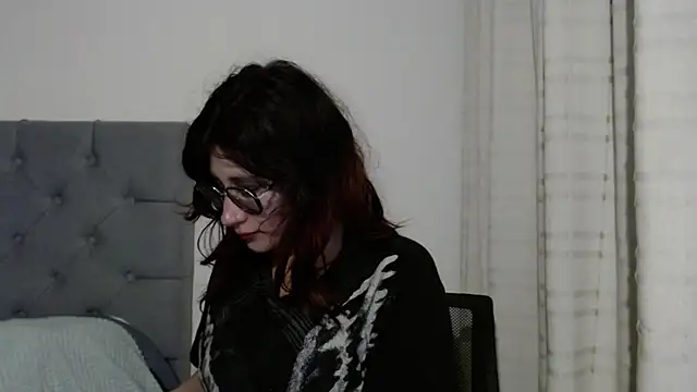 Snapshot of mariana124- chatting on 02-05-25, 08:14 mariana124- online show from 02-05-25, 08:14