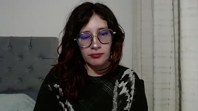 Snapshot of mariana124- chatting on 02-06-25, 12:00 mariana124- online show from 02-06-25, 12:00