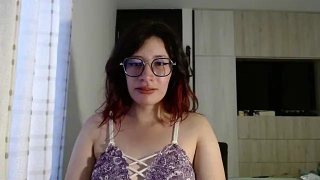 Snapshot of mariana124- chatting on 02-10-25, 10:51 mariana124- online show from 02-10-25, 10:51