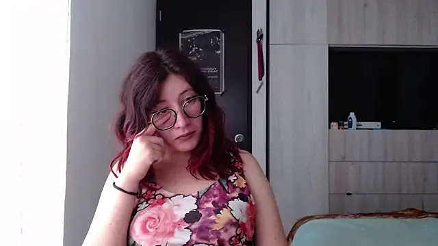 Snapshot of mariana124- chatting on 02-12-25, 06:51 mariana124- online show from 02-12-25, 06:51