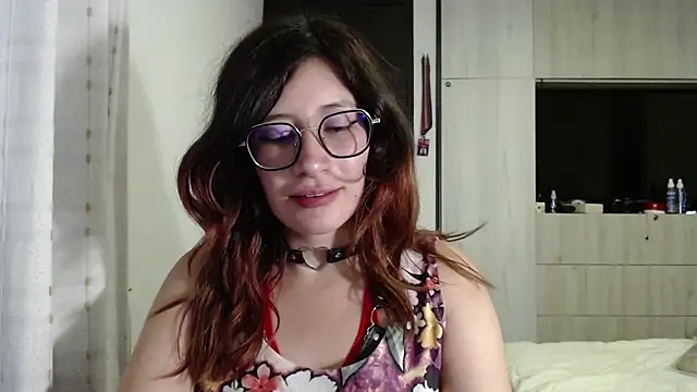 Snapshot of mariana124- chatting on 03-11-25, 10:42 mariana124- online show from 03-11-25, 10:42