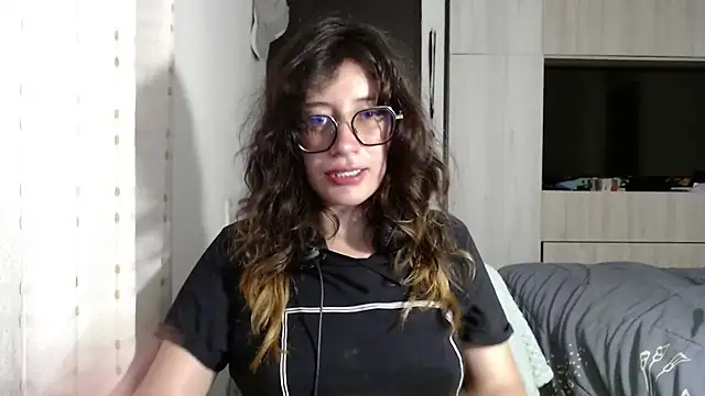 Snapshot of mariana124- chatting on 09-18-25, 01:40 mariana124- online show from 09-18-25, 01:40