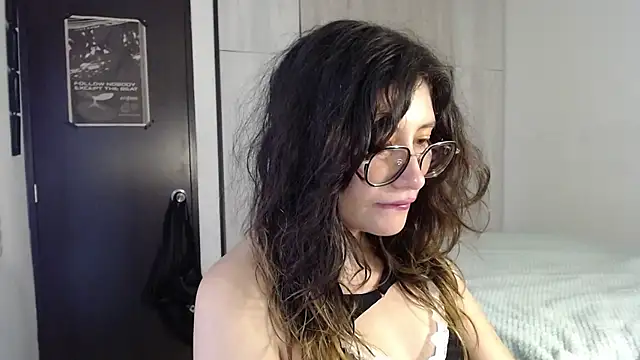 Snapshot of mariana124- chatting on 10-27-25, 09:08 mariana124- online show from 10-27-25, 09:08