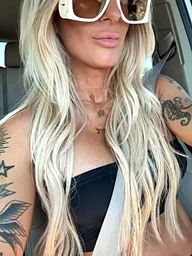 Snapshot of blondiluvsanal chatting on 10-14-25, 04:30 blondiluvsanal online show from 10-14-25, 04:30