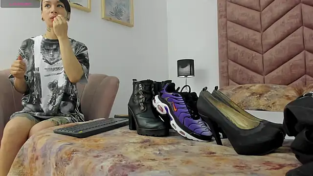 Snapshot of Lady_Godss chatting on 12-19-24, 03:07 Lady Godss online show from 12-19-24, 03:07