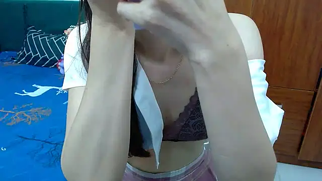 Snapshot of Cindy--Cici chatting on 02-14-25, 04:15 Cindy--Cici online show from 02-14-25, 04:15