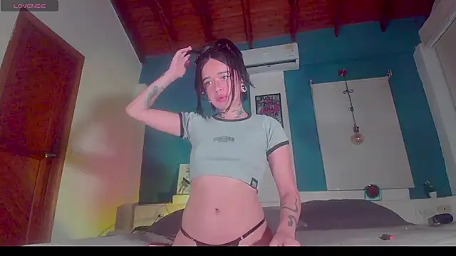 Snapshot of ariana-white- chatting on 10-29-25, 07:43 ariana-white- online show from 10-29-25, 07:43