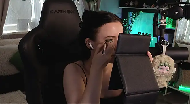 KiraLiLime online show from 11-16-25, 10:54