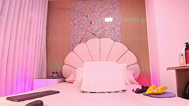 Snapshot of aisha_sh chatting on 10-31-25, 12:06 aisha sh online show from 10-31-25, 12:06