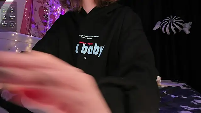 Snapshot of Natural_pussy chatting on 10-18-25, 10:49 Natural pussy online show from 10-18-25, 10:49