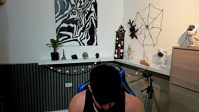 Snapshot of Daemon21 chatting on 10-29-25, 07:04 Daemon21 online show from 10-29-25, 07:04