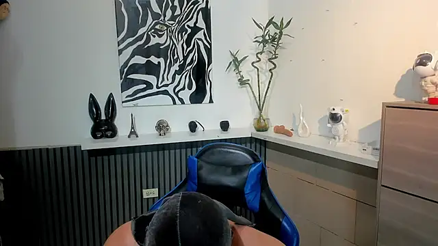 Snapshot of Daemon21 chatting on 11-13-25, 11:25 Daemon21 online show from 11-13-25, 11:25