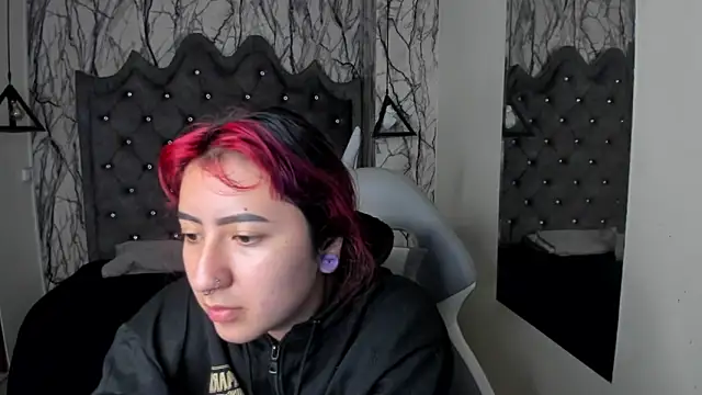 larissa01  online show from 01-10-25, 02:57