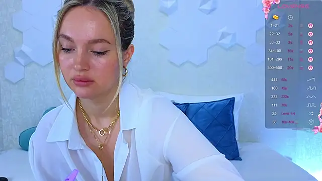 Lynna Sparks online show from 10-10-25, 02:43