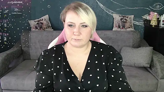 CuteHanna online show from 12-23-25, 10:24