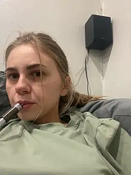 Snapshot of GraceTorrez chatting on 01-06-25, 04:02 GraceTorrez online show from 01-06-25, 04:02