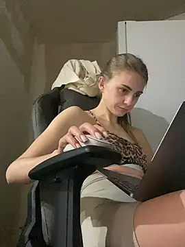 Snapshot of GraceTorrez chatting on 02-06-25, 06:56 GraceTorrez online show from 02-06-25, 06:56