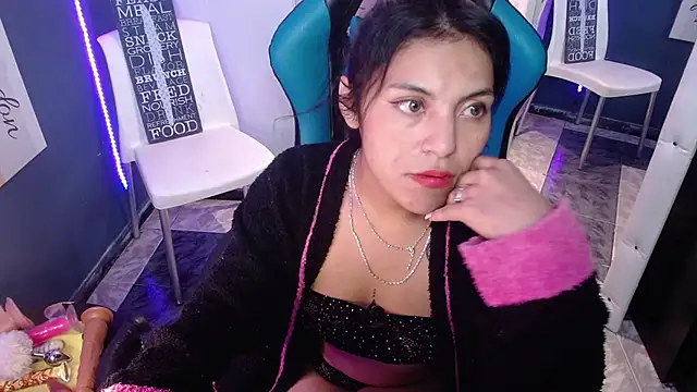 MartinaFonse online show from 01-31-25, 05:09