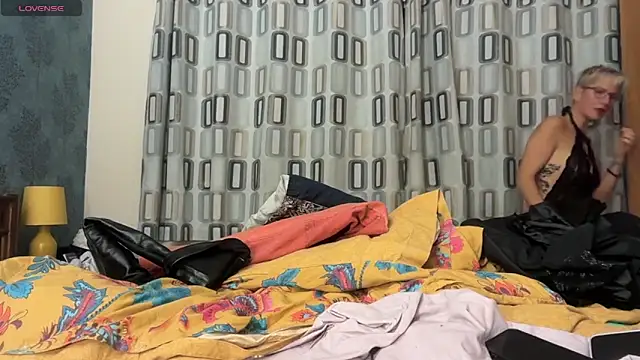 Snapshot of JennyHazel1 chatting on 11-16-25, 06:13 JennyHazel1 online show from 11-16-25, 06:13