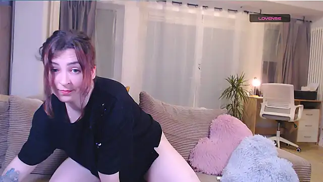 Snapshot of Caroline1995 chatting on 03-18-26, 06:00 Caroline1995 online show from 03-18-26, 06:00