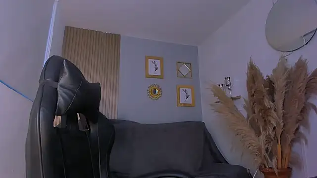 Snapshot of NatyFerrer_ chatting on 10-31-25, 10:49 NatyFerrer online show from 10-31-25, 10:49