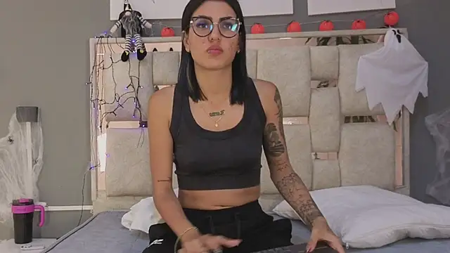 Snapshot of Saraa_lov chatting on 10-25-25, 03:14 Saraa lov online show from 10-25-25, 03:14