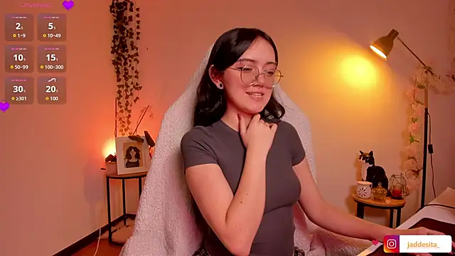 Snapshot of suzumi__ chatting on 10-24-25, 07:16 suzumi online show from 10-24-25, 07:16