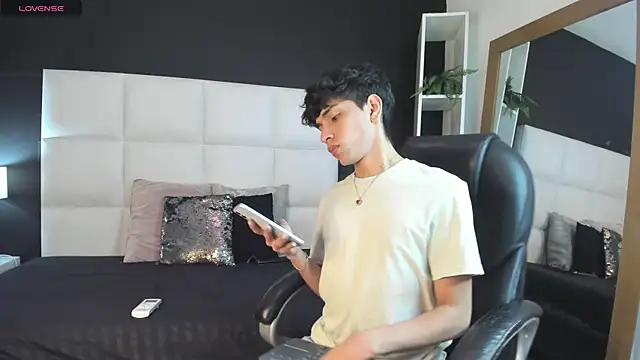 Snapshot of Santy_carrington chatting on 12-13-24, 09:52 Santy carrington online show from 12-13-24, 09:52