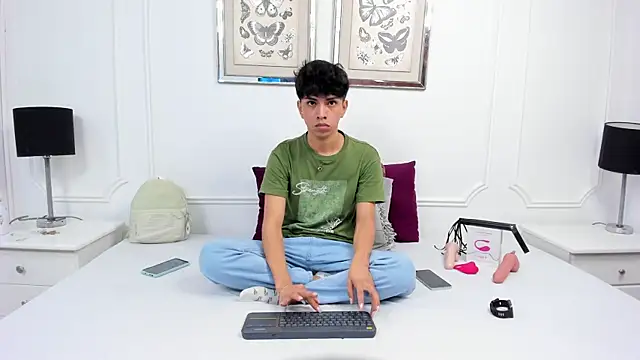 Snapshot of Santy_carrington chatting on 01-03-25, 08:11 Santy carrington online show from 01-03-25, 08:11