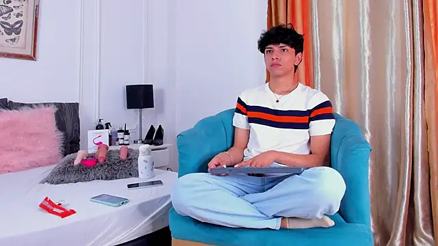 Snapshot of Santy_carrington chatting on 02-03-25, 08:03 Santy carrington online show from 02-03-25, 08:03