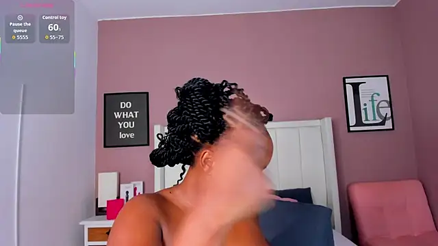 Snapshot of Britanymooree chatting on 11-25-25, 07:47 Britanymooree online show from 11-25-25, 07:47