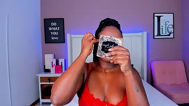 Snapshot of Britanymooree chatting on 11-28-25, 08:33 Britanymooree online show from 11-28-25, 08:33