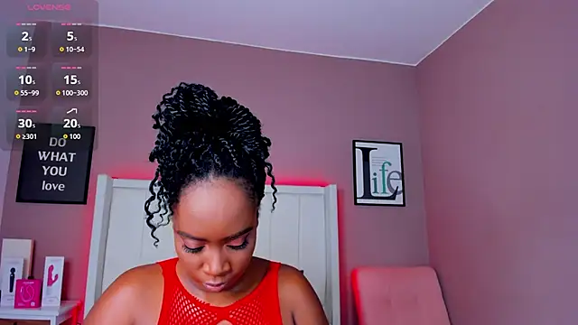 Snapshot of Britanymooree chatting on 12-15-25, 08:02 Britanymooree online show from 12-15-25, 08:02