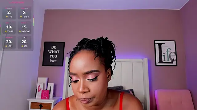 Snapshot of Britanymooree chatting on 12-17-25, 08:04 Britanymooree online show from 12-17-25, 08:04