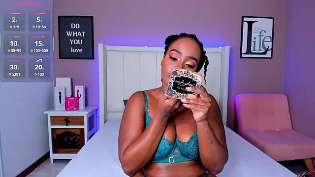 Snapshot of Britanymooree chatting on 12-18-25, 08:04 Britanymooree online show from 12-18-25, 08:04