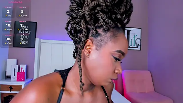 Snapshot of Britanymooree chatting on 01-08-26, 07:38 Britanymooree online show from 01-08-26, 07:38