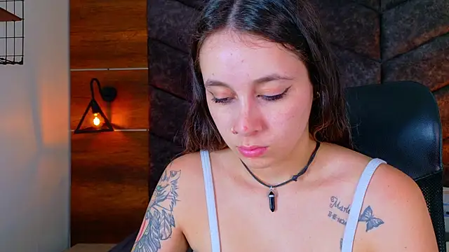 Snapshot of AmbarHills_1 chatting on 10-16-25, 11:33 AmbarHills 1 online show from 10-16-25, 11:33