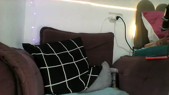 Snapshot of PollyCrush chatting on 10-22-25, 11:37 PollyCrush online show from 10-22-25, 11:37