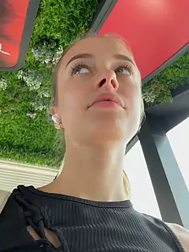 Snapshot of enjoy_my_beauty chatting on 01-13-25, 04:39 enjoy my beauty online show from 01-13-25, 04:39