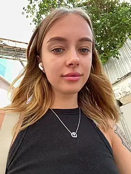 Snapshot of enjoy_my_beauty chatting on 01-19-25, 04:44 enjoy my beauty online show from 01-19-25, 04:44