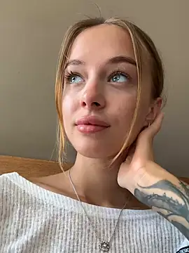 Snapshot of enjoy_my_beauty chatting on 02-06-25, 04:31 enjoy my beauty online show from 02-06-25, 04:31