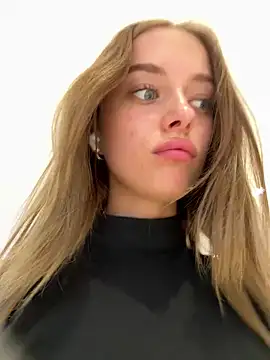 Snapshot of enjoy_my_beauty chatting on 02-22-25, 04:18 enjoy my beauty online show from 02-22-25, 04:18